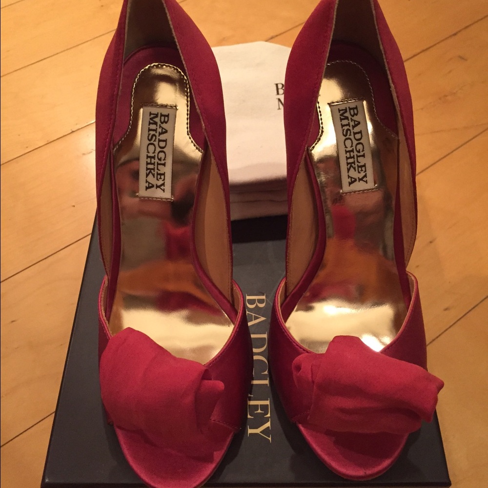 NWT Badgley Mischka Size 6 "Hyde" Satin Pumps
